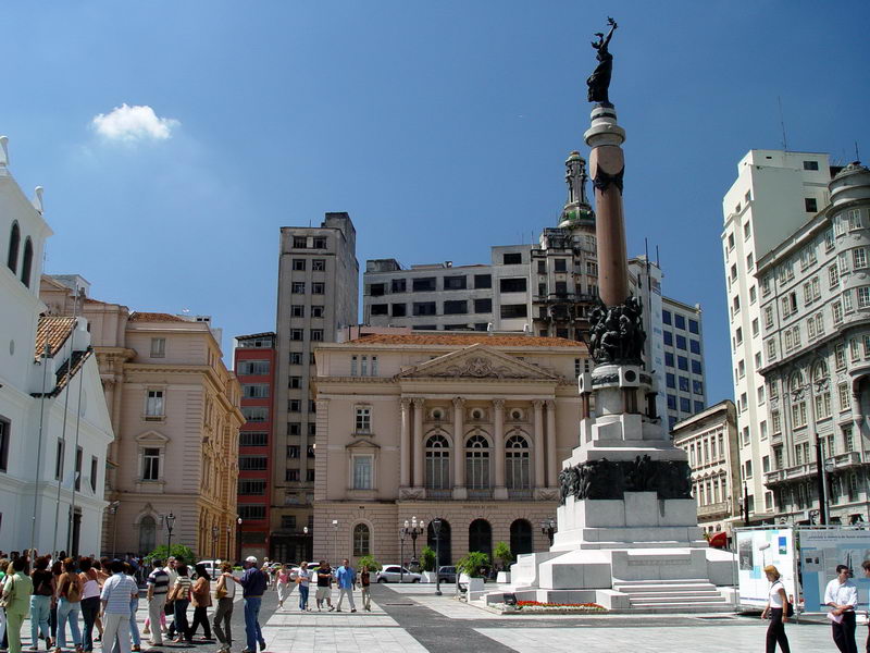 Monumento  frente do colgio
